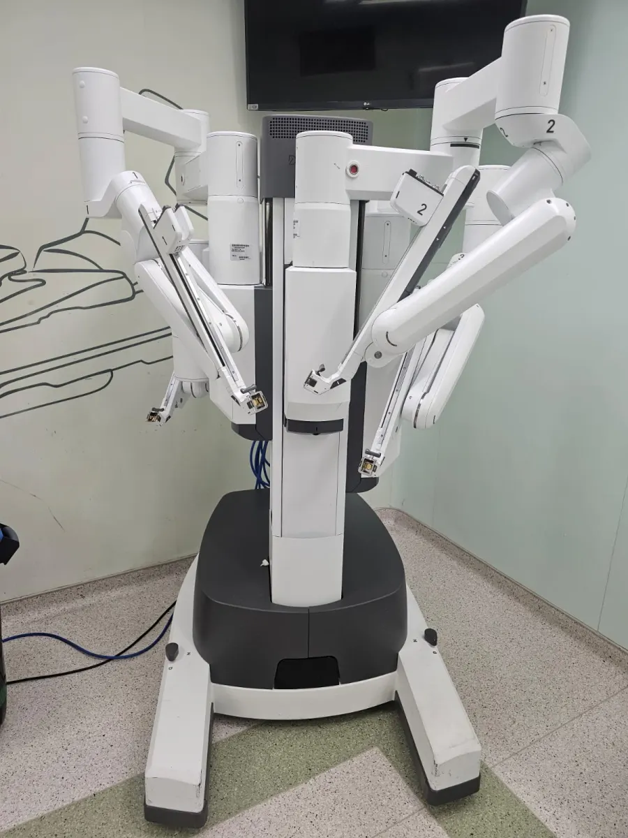 Plataforma de cirurgia robótica com quatro braços articulados em sala cirúrgica